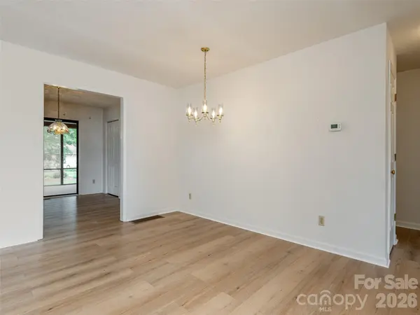 2 Bannerwood DR, Horse Shoe, NC 28742