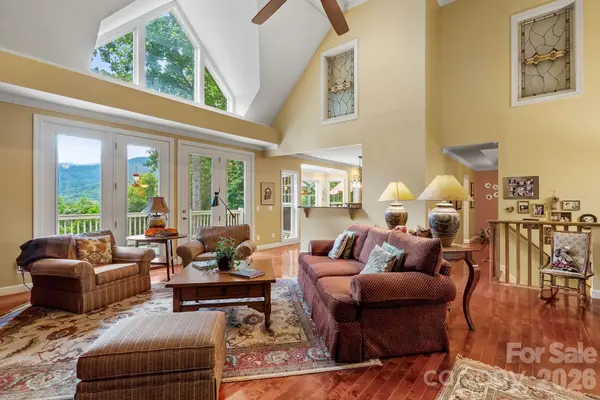 522 Silver Hawk LN, Weaverville, NC 28787