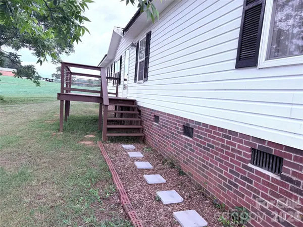 33 Honeysuckle LN, Taylorsville, NC 28682