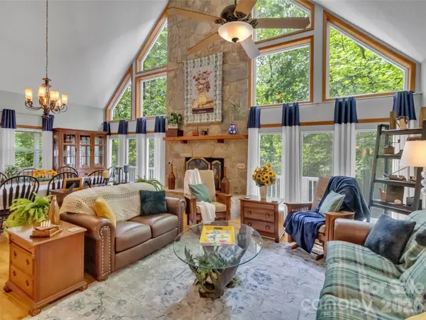 33 Buttercup PL, Maggie Valley, NC 28751