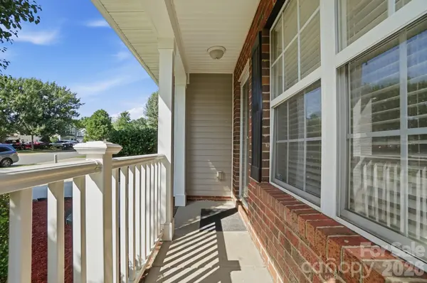 1135 Stonehenge LN, Charlotte, NC 28216