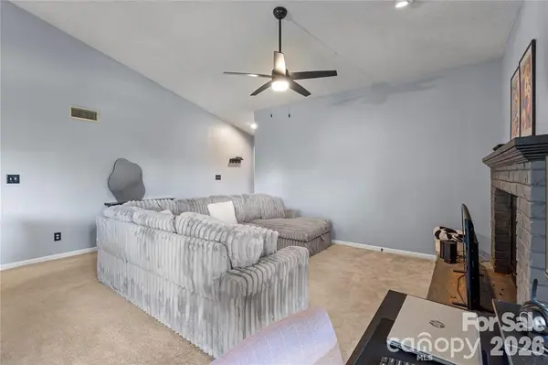 5870 Harris Grove LN, Charlotte, NC 28212