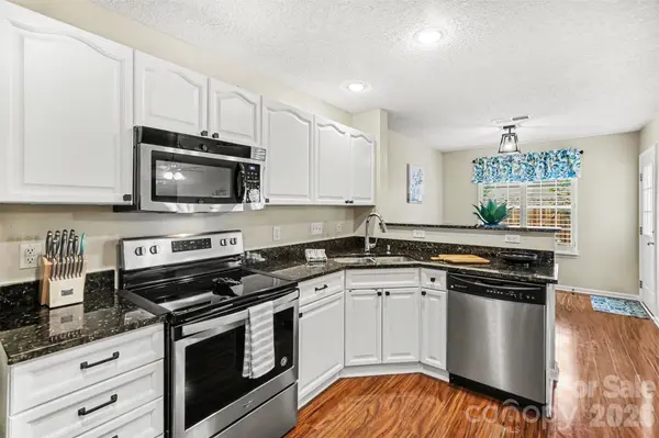 9725 Mattforest CIR, Charlotte, NC 28277