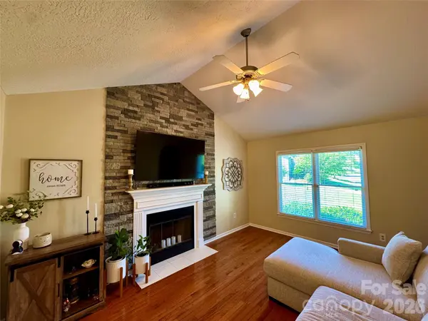 1688 Buffett CIR, Hickory, NC 28602