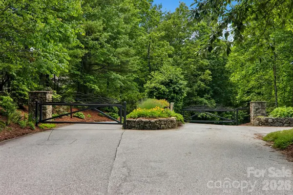 11 Magnolia Branch DR, Zirconia, NC 28790