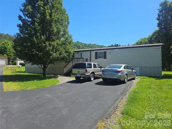 8 Mountain View RD, Weaverville, NC 28787