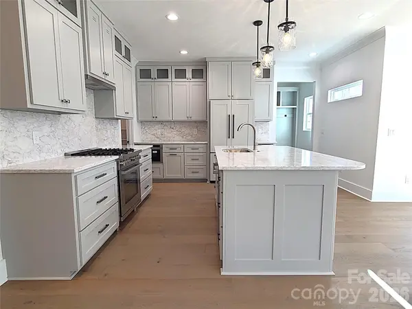 405 19th Avenue CIR NW, Hickory, NC 28601