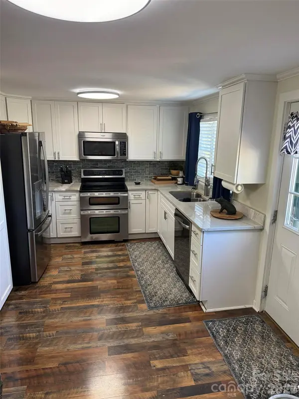 102 Phillips RD, Spruce Pine, NC 28777