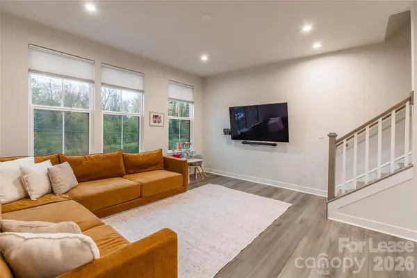 924 Broad River LN, Charlotte, NC 28211