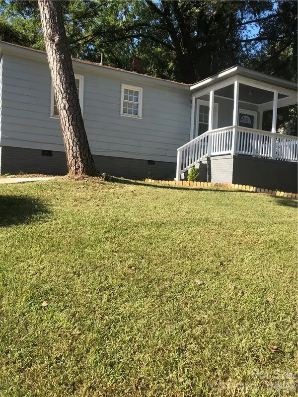 2431 Columbus CIR, Charlotte, NC 28208