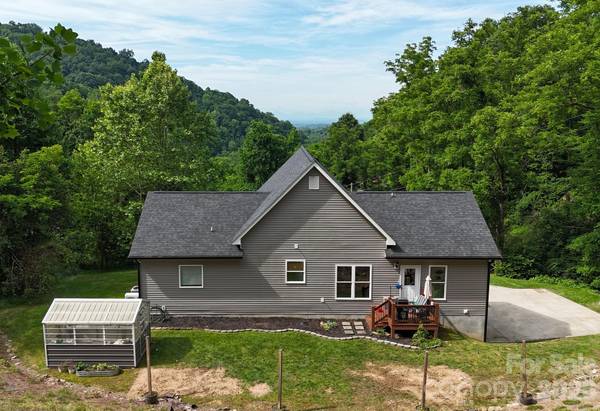 300 Green Meadow LN, Mars Hill, NC 28754