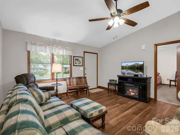 182 Resada DR, Brevard, NC 28712