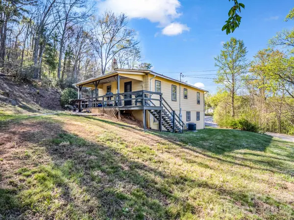 135 Jordan RD, Swannanoa, NC 28778
