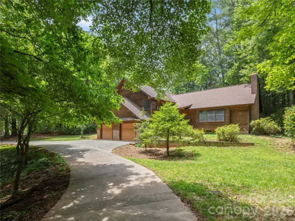 11 Tree Top DR, Arden, NC 28704