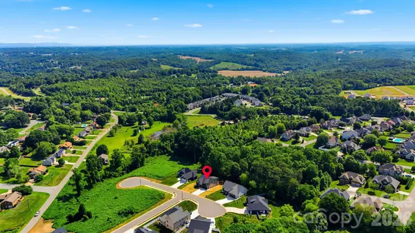 1917 Skyfall LN, Hickory, NC 28602