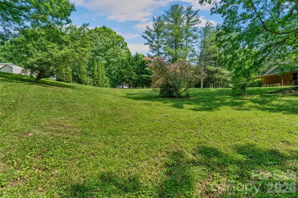 18 Luckenbach DR, Fairview, NC 28730
