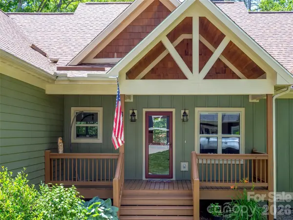 86 Crossings CIR, Fairview, NC 28730