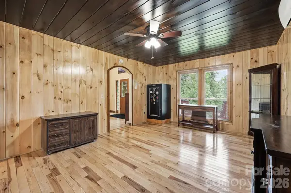 570 Rugged Top RD, Waynesville, NC 28785