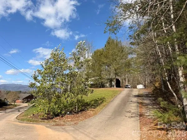 281 Cherrywood CIR, Hayesville, NC 28904