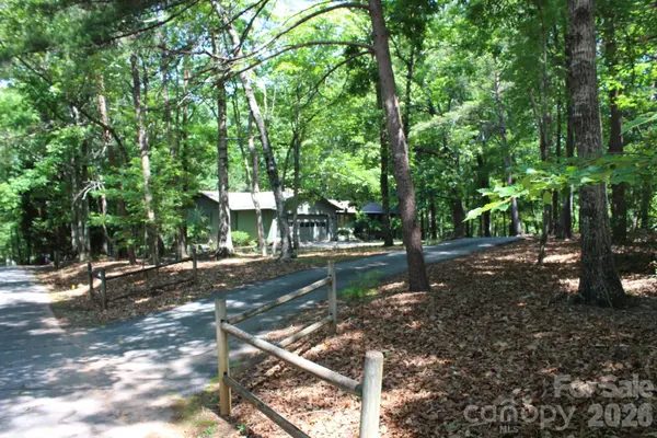 30 Oak LN, Columbus, NC 28722