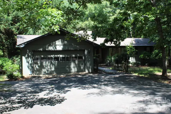 30 Oak LN, Columbus, NC 28722