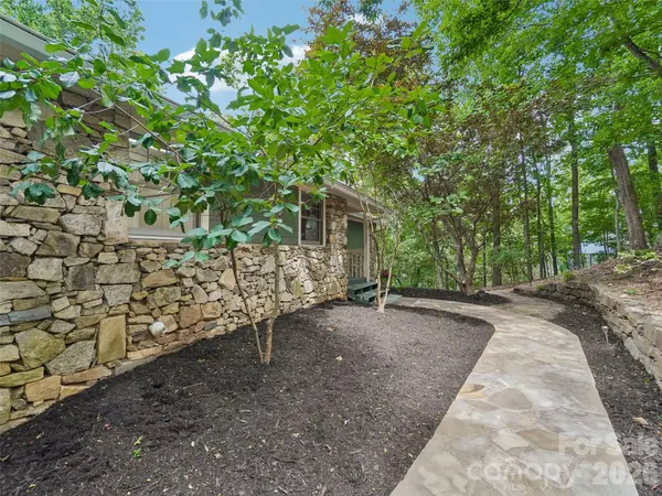 10 Chestnut Top CIR, Mills River, NC 28759