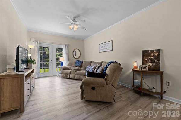 100 Vista Lake DR #3, Candler, NC 28715