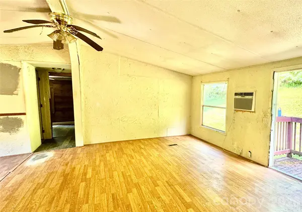 8 White Oak DR, Leicester, NC 28748