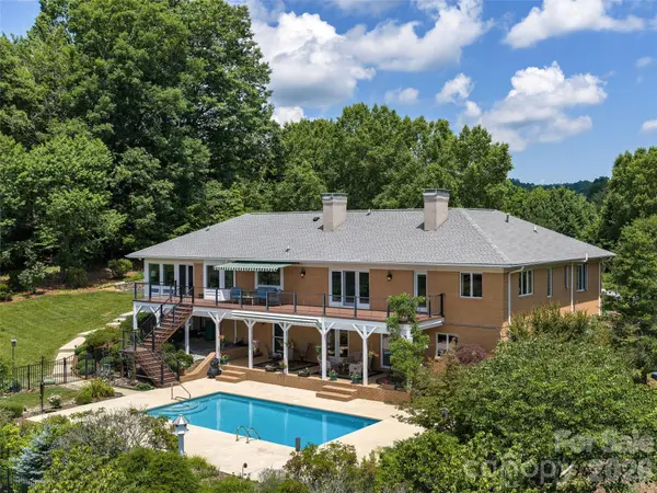 18 Thornapple DR, Hendersonville, NC 28739