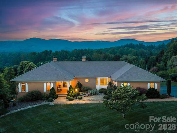 18 Thornapple DR, Hendersonville, NC 28739