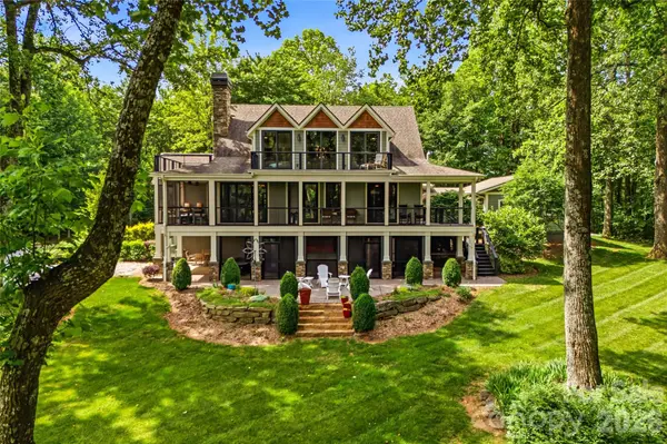 233 Tanglewood LN, Saluda, NC 28773