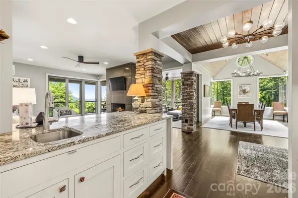 233 Tanglewood LN, Saluda, NC 28773