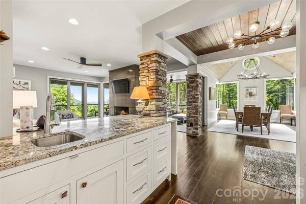 233 Tanglewood LN, Saluda, NC 28773
