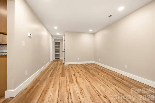 323 Stepp AVE, Hendersonville, NC 28739