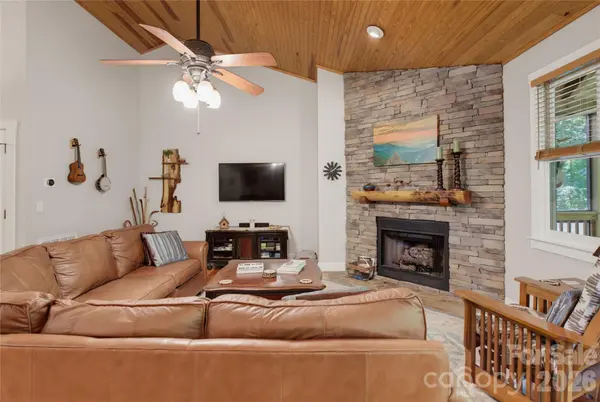 112 Boulder Creek LN, Tuckasegee, NC 28783