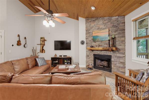 112 Boulder Creek LN, Tuckasegee, NC 28783