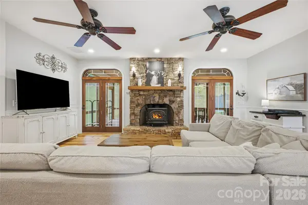 227 Black Bear CV, Clyde, NC 28721