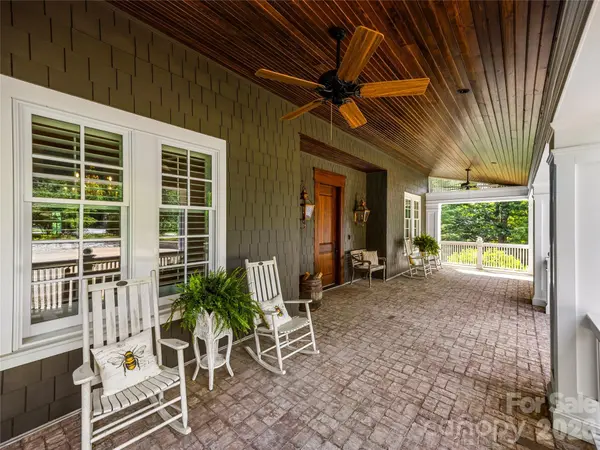 1 Cedar Chine DR, Asheville, NC 28803