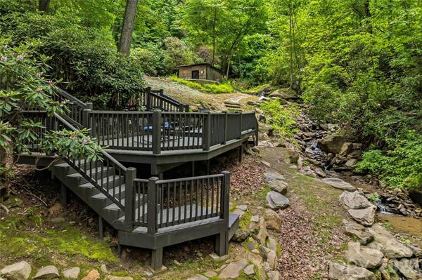 61 Scroops DR, Swannanoa, NC 28778