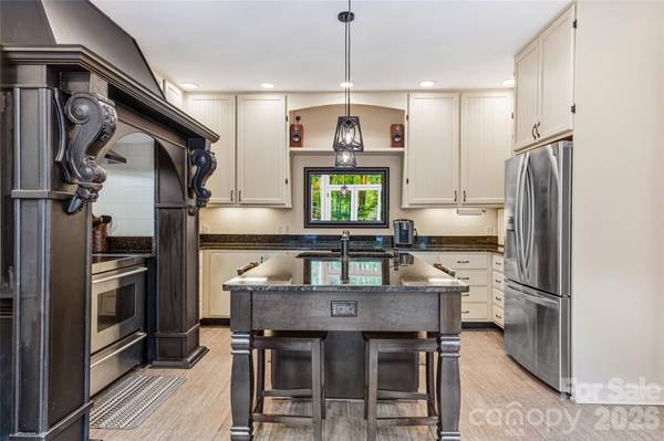 61 Scroops DR, Swannanoa, NC 28778