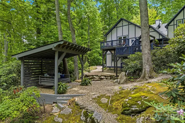 61 Scroops DR, Swannanoa, NC 28778