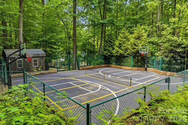 61 Scroops DR, Swannanoa, NC 28778