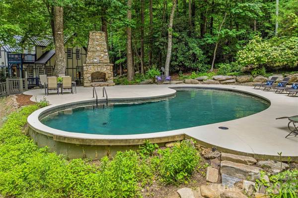 61 Scroops DR, Swannanoa, NC 28778