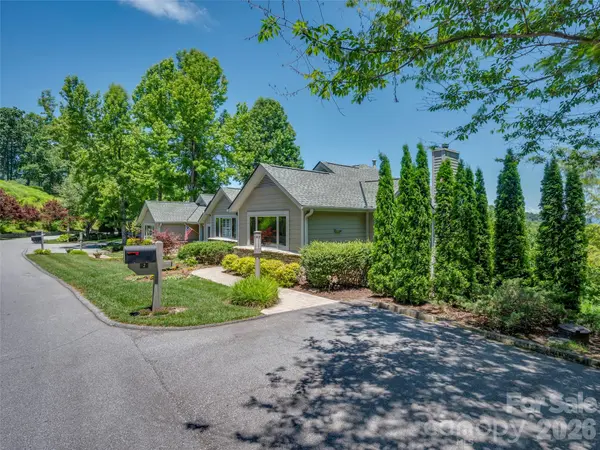 2 Meadow Ridge LN, Hendersonville, NC 28739