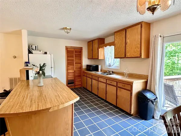 422 US Highway 19E HWY, Spruce Pine, NC 28777