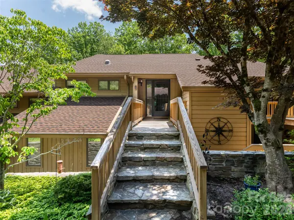112 Live Oak LN, Hendersonville, NC 28791