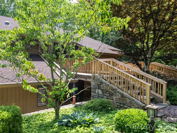 112 Live Oak LN, Hendersonville, NC 28791