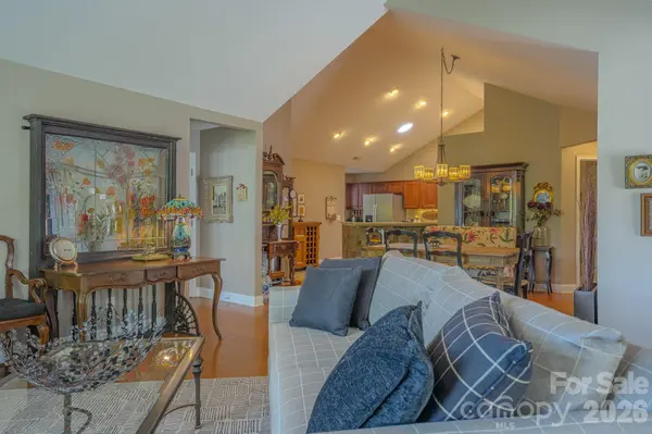 52 Mountain Meadow CIR, Weaverville, NC 28787