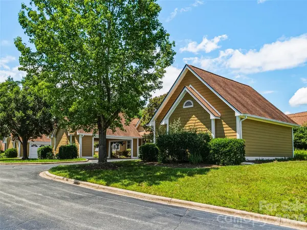 102 Rough Point CT, Asheville, NC 28806