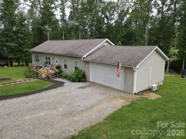 51 Hermit Springs TRL, Hendersonville, NC 28739